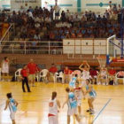 Los participantes del campus presencian uno de los partidos de la selección sub-19.