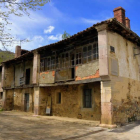 Vista de la casona que durante siglos acogió la célebre Cátedra de Lois.