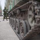 Activistas prorrusos permanecen frente a un edificio ocupado en Slaviansk.
