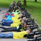 Los niños tirados en el suelo con fusiles de asalto.