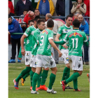 Los jugadores maragatos felicitan a Juan Bardal tras marcar el segundo gol ante los palentinos. MARCIANO