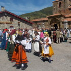 Los bailes regionales pusieron la nota de color a la salida de la misa solemne antes de la degustsación del vino español.