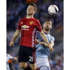Herrera y Jonny disputan un balón aéreo.