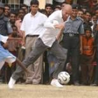 Zidane regatea con un joven jugador del pueblo bengalí donde disputó un partido improvisado