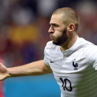 El delantero madridista Benzema celebra el cuarto gol de Francia frente a Suiza.