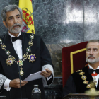 El presidente del Tribunal Supremo, Carlos Lesmes (i), ante el rey Felipe, interviene en el acto de apertura del Año Judicial 2022/2023 este miércoles en la sede del Tribunal, en Madrid. . J. J. GUILLÉN