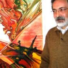 El artista leonés Fernando Sánchez Soto posa junto a una de sus obras