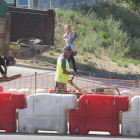 Uno de los obreros de la constructora trabajando el pasado miércoles en la avenida.