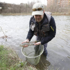 José Manuel Juan con una trucha capturada en el río Bernesga a su paso por León. MARCIANO PÉREZ