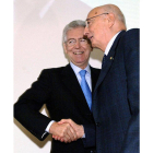El presidente de Italia, Giorgio Napolitano (derecha) saluda a Mario Monti, en octubre del 2006.