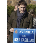 Casillas posa con la placa de la calle con su nombre.