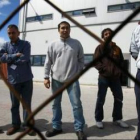 Los miembros del comité que protagonizan el encierro, ayer tras la valla de la factoría de LM en La