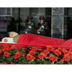 Imagen capturada de la televisión norcoreana Central TV Broadcasting Station que muestra el cuerpo del fallecido líder Kim Jong-il expuesto en una urna de cristal.