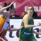 Ángela Salvadores, defendida por otra de las internacionales españolas, Alba Torrens. SZIGETVARY