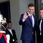 El jefe del Gobierno, Pedro Sánchez, estrenó hoy su agenda en el exterior con una reunión en París con el presidente francés, Emmanuel Macron, con la que pretende afianzar la búsqueda de un eje preferente junto a Francia y Alemania