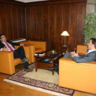 José Luis Ramón y Carlos López Riesco, ayer en el despacho del alcalde en el Ayuntamiento.