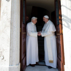 Benedicto XVI y Francisco se saludan.