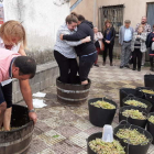 Ocho parejas participaron en la pisada de uvas recuperada ayer en Torre del Bierzo. CEBRONES