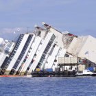 Operarios trabajan intentando enderezar el Costa Concordia en la isla de Giglio en una operación de ingeniería sin precedentes.