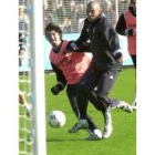 Ronaldo y Tote pugnan por un balón durante el entrenamiento