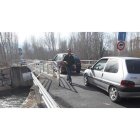 Los coches a su paso por el tramo reparado, junto al puente de acceso a Toral de Merayo, en una imagen tomada ayer.