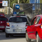 Entrada de coches de autoescuelas a los exámenes de conducción en Barcelona.