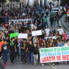 Los manifestantes en General Vives, antes de subir a la parte alta de la ciudad para terminar ante el Ayuntamiento
