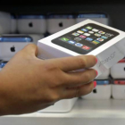 Un vendedor coge una unidad del nuevo iPhone 5S, esta semana en Florida.