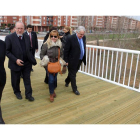 Emilio Gutiérrez, José Valín y Isabel Carrasco encabezan el grupo que ayer visitó la pasarela peatonal del Área 17.