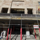 Los andamios cubren el acceso a los juzgados para que los expertos analicen el estado de la piedra. MARCIANO PÉREZ