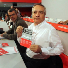 Pere Navarro sostiene un cartel que afirma que 'Rajoy miente y recorta', hoy en el Consell Nacional del PSC.