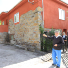 Aquilino Barreiro y su esposa junto a su casa restaurada.