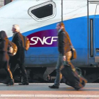 Unos pasajeros del TGV descienden de su tren en la estación parisina de Gare de Lyon, el pasado jueves.