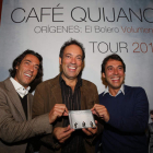 Óscar, Manolo y Raúl, sosteniendo su segundo disco dedicado al bolero.