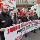 Un momento de la concentración de ayer a las puertas de la Subdelegación del Gobierno. RAMIRO