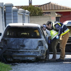 Los investigadores analizan el vehículo en el que hallaron el cadáver