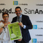 Pilar Arenas, de Más que perros, y el edil Francisco Gómez muestran el cartel de la campaña. J. SUÁREZ-QUIÑONES