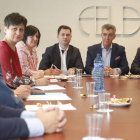 Representantes de la Cámara, la Fele y el PSOE ayer, en la reunión en la sede empresarial. RAMIRO