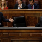 Cristóbal Montoro, en el banco azul del Congreso de los Diputados, junto a Mariano Rajoy.
