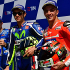 Rossi celebra la 'pole', flanqueado por Viñales (izquierda) y Iannone.