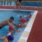 Niños en la piscina del colegio Peñacorada durante la celebración de los cursos de verano