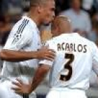 Ronaldo besa la cabeza de Roberto Carlos tras marcar uno de sus goles