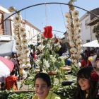 Los más pequeños compartieron carroza con las hortalizas durante el desfile de tractores de cada pueblo.
