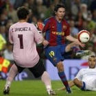Messi trata de superar a César en el último partido ante el Zaragoza