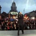 El canciller alemán, Gerhard Schröder, recién llegado a un discurso en Berlín anima a sus votantes