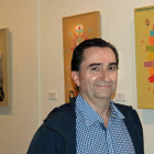 Enrique Rodríguez, Guzpeña, junto a varias de sus inconfundibles creaciones. CUEVAS