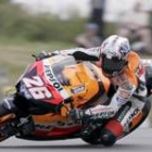El piloto español Dani Pedrosa traza una curva en el segundo día de entrenamientos en Gran Bretaña