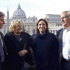 El alcalde de Zaragoza, Pedro Santisteve, Carmena, Colau y el alcalde de Valencia, Joan Ribó, el pasado viernes en la plaza de San Pedro, en el Vaticano.