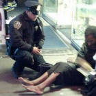 El policía Lawrence Deprimo dando las botas al hombre sin hogar