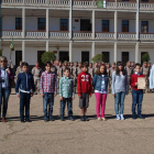 Algunos de los alumnos del aula de Campo, con sus profesores, y los militares de Astorga.